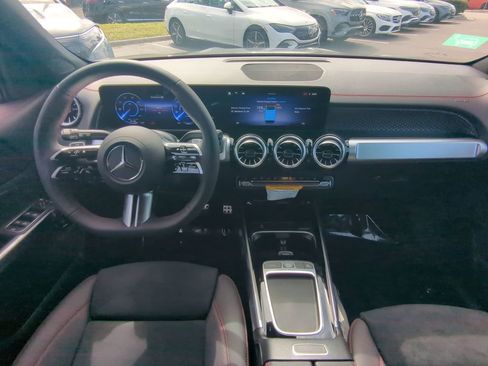 Used 2024 Mercedes-Benz EQB 300 4MATIC image 2