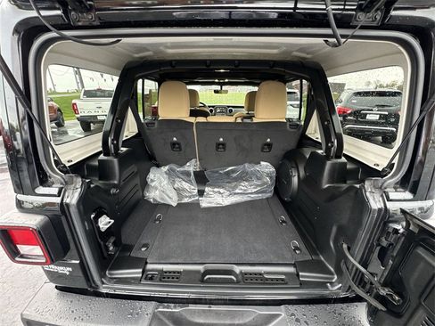 Used 2022 Jeep Wrangler Unlimited Sahara image 24