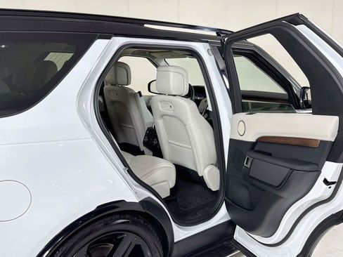 Used 2025 Land Rover Discovery Dynamic SE AWD/4WD image 29