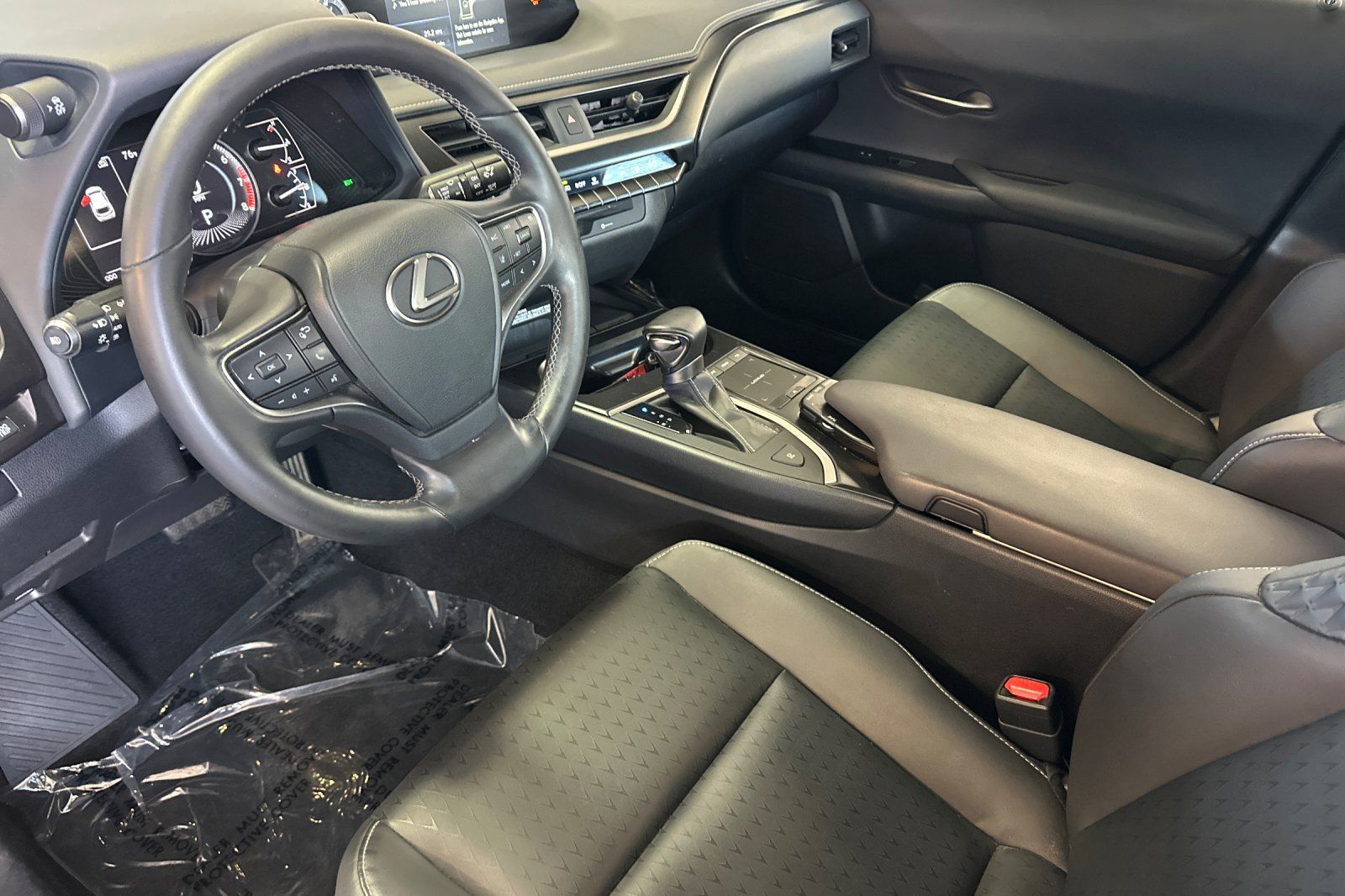 Used 2022 Lexus UX 200 w/ Accessory Package (Z2) FWD image 4