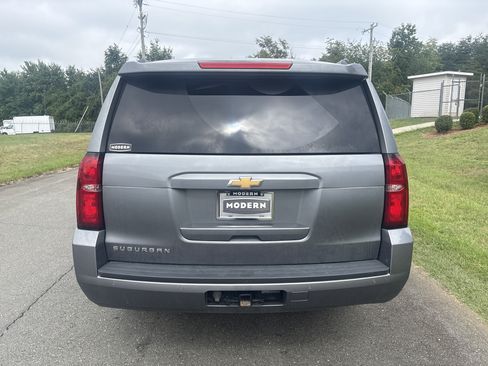 Used 2019 Chevrolet Suburban LT RWD image 4