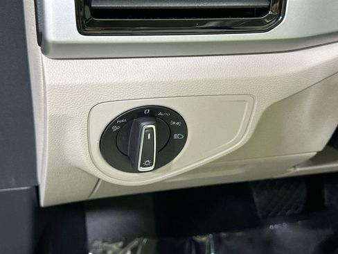 Used 2023 Volkswagen Atlas SE w/ Panoramic Sunroof Package image 17