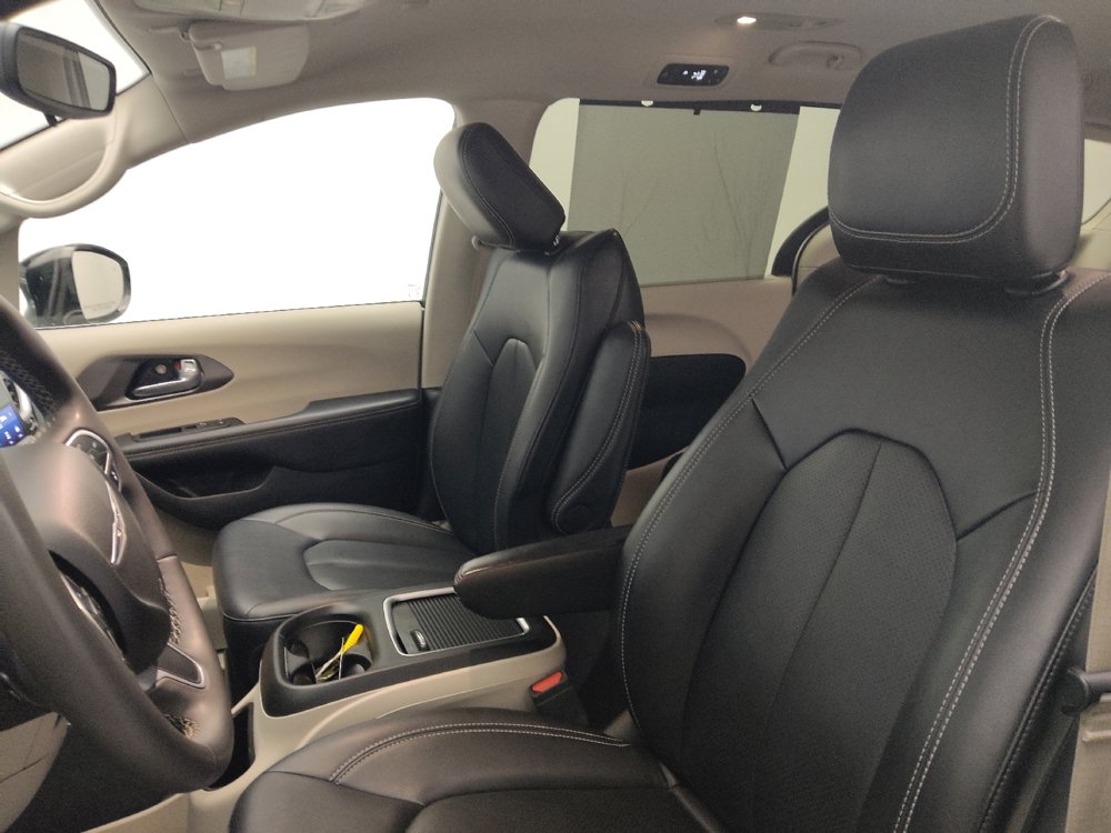 Used 2024 Chrysler Pacifica Touring-L FWD image 17