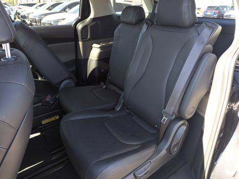 Certified 2025 Kia Carnival image 8