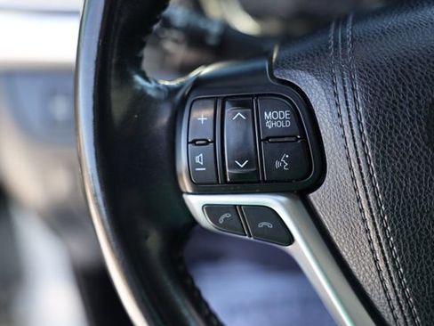 Used 2018 Toyota Highlander Plus AWD/4WD image 19