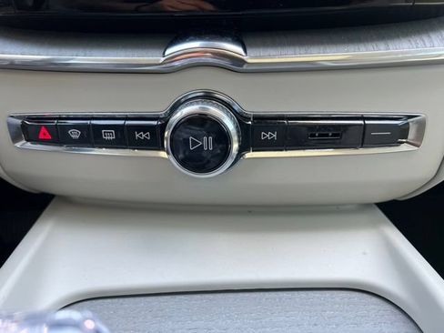 Used 2025 Volvo XC60 T8 Ultra AWD/4WD image 19