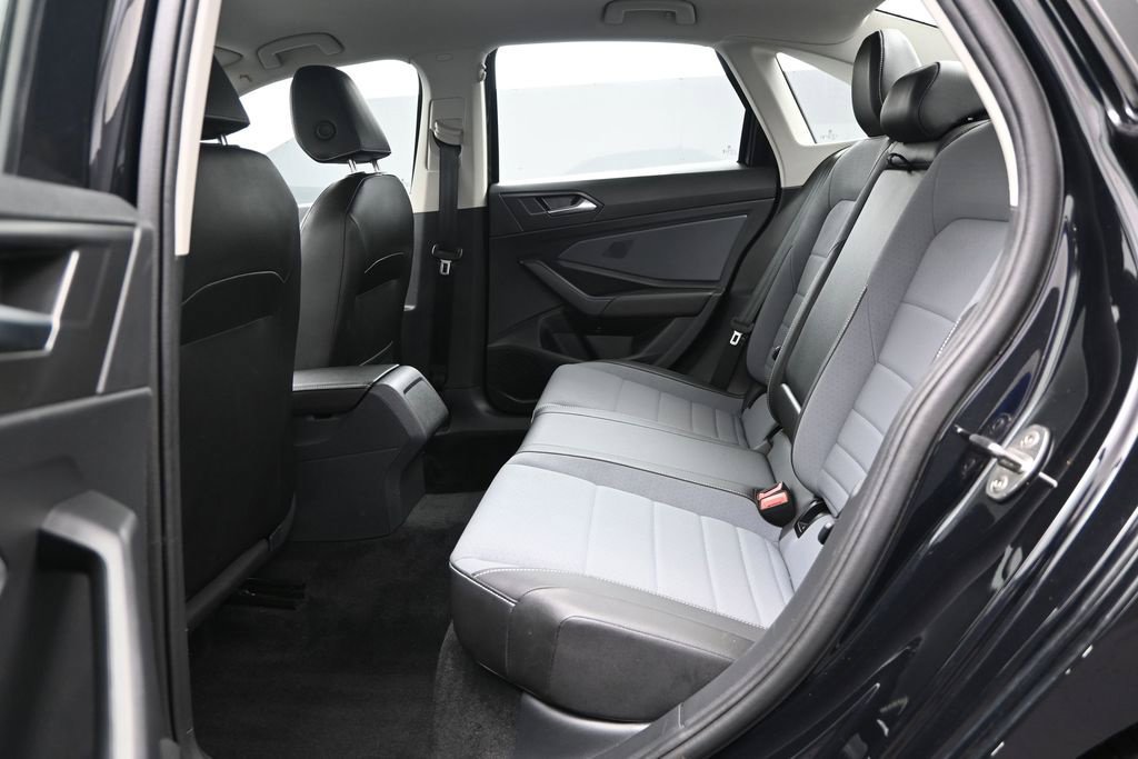 Used 2025 Volkswagen Jetta SE FWD image 21