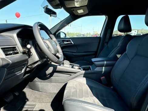 Used 2023 Mitsubishi Outlander SE image 12