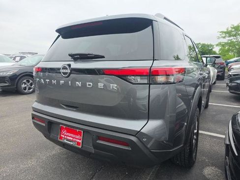 Certified 2025 Nissan Pathfinder SV FWD image 4