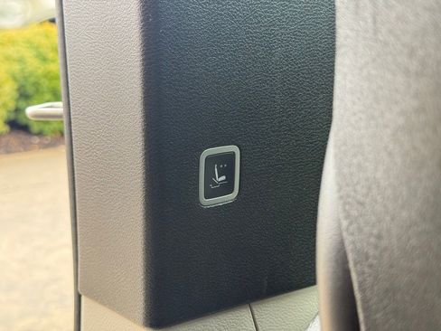 Used 2023 Chrysler Pacifica Touring-L image 25