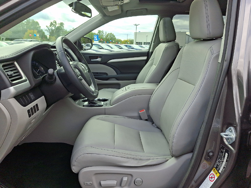 Used 2015 Toyota Highlander XLE FWD image 13