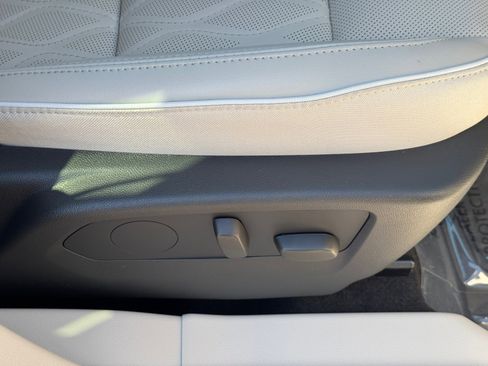 Used 2022 Buick Envision Avenir w/ Technology Package II image 12