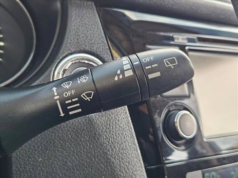 Used 2018 Nissan Rogue SV FWD image 18