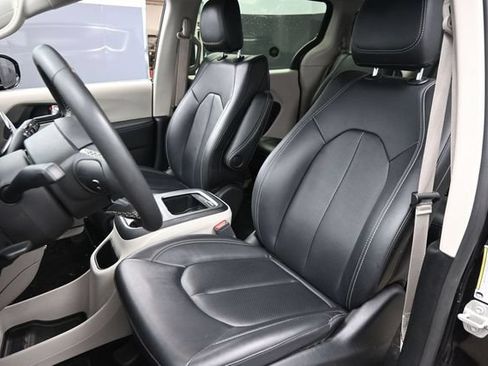 Used 2024 Chrysler Pacifica Limited FWD image 20