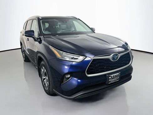 Used 2022 Toyota Highlander XLE AWD/4WD image 1