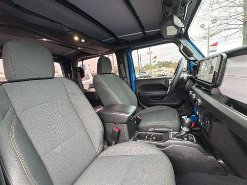 Used 2025 Jeep Wrangler Sport image 9