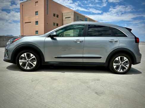 Used 2022 Kia Niro EX Premium FWD image 4
