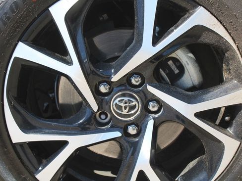 Used 2019 Toyota C-HR XLE FWD image 17