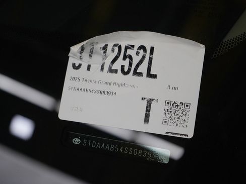 Used 2025 Toyota Grand Highlander AWD image 31