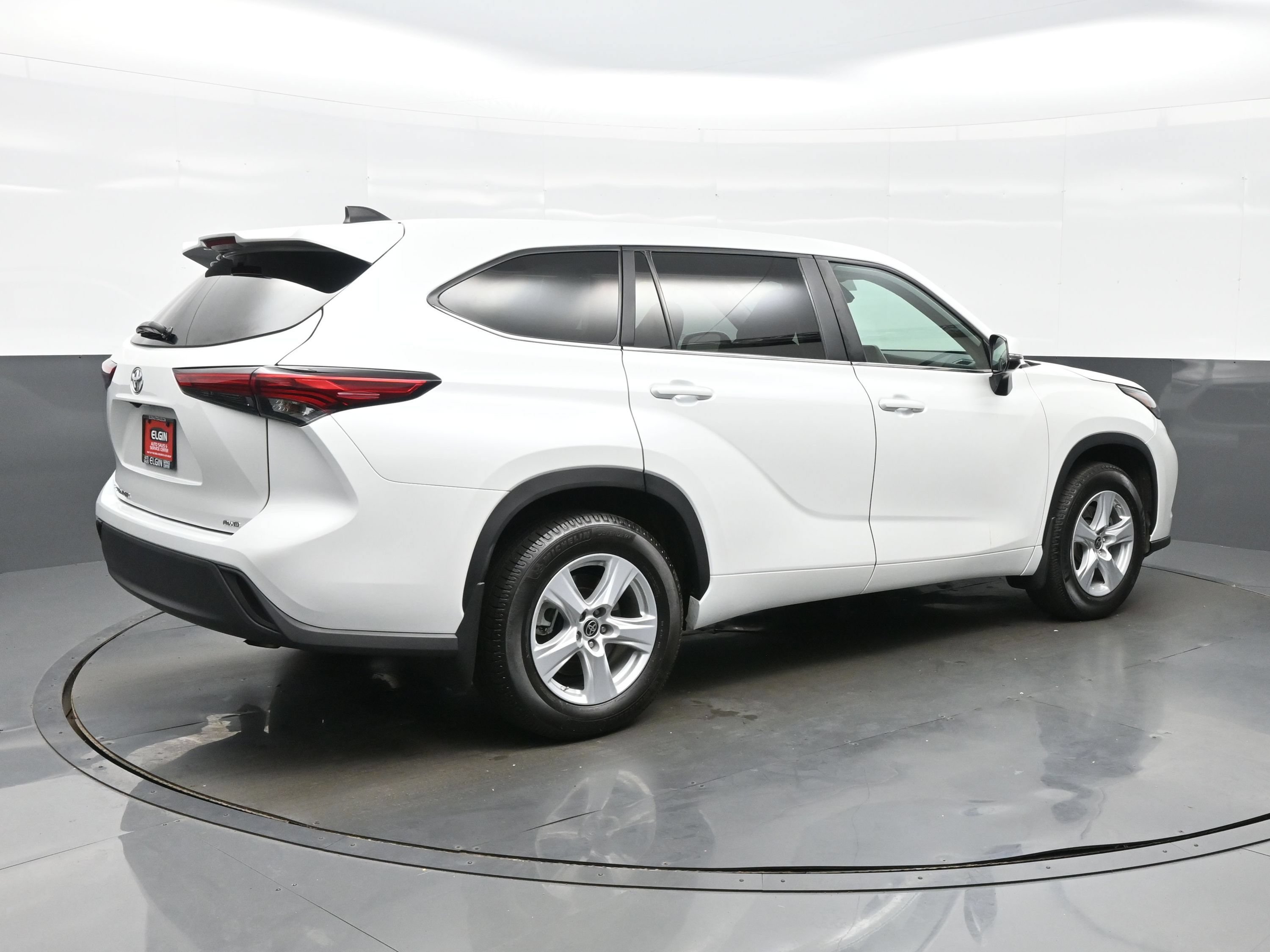 Used 2023 Toyota Highlander L AWD/4WD image 6