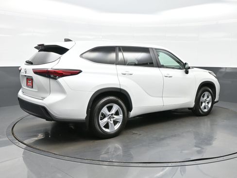 Used 2023 Toyota Highlander L AWD/4WD image 6