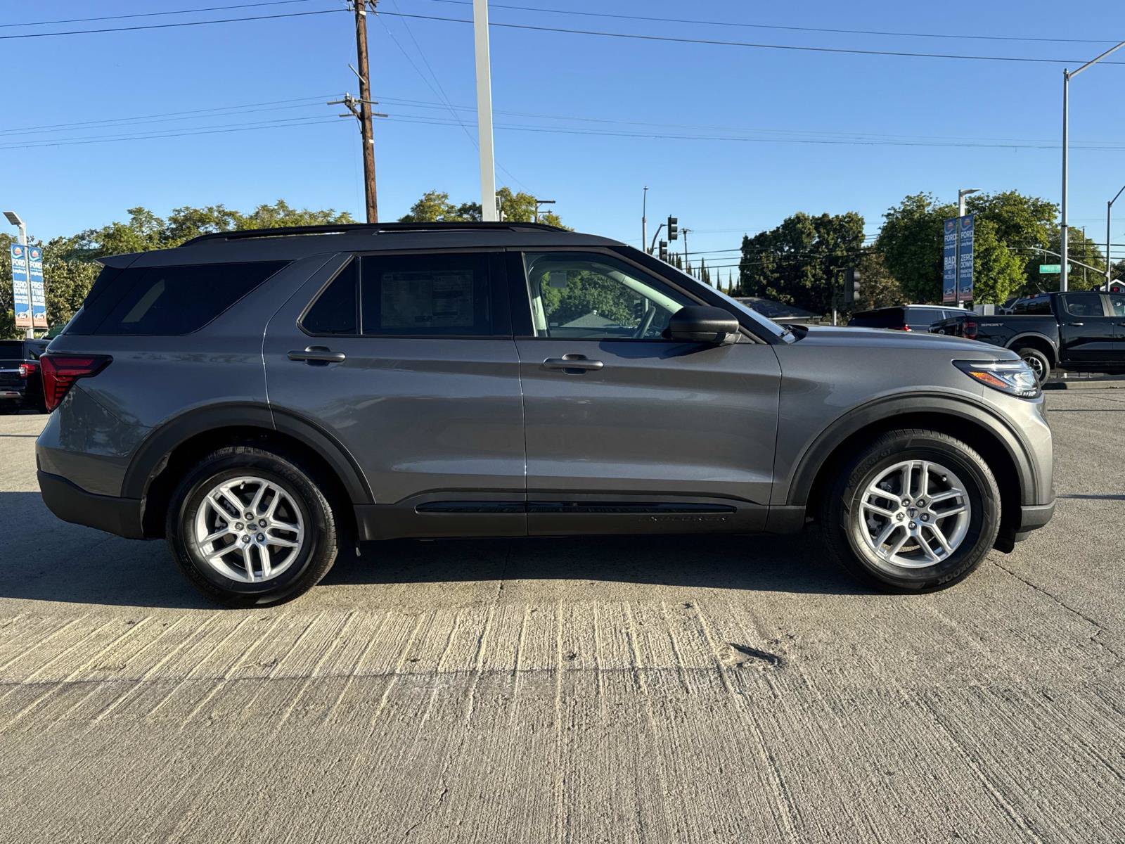 New 2026 Ford Explorer Active RWD image 2
