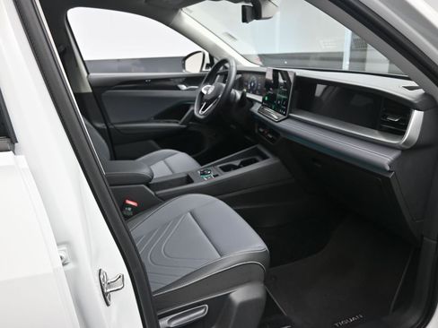 Certified 2025 Volkswagen Tiguan SE image 28