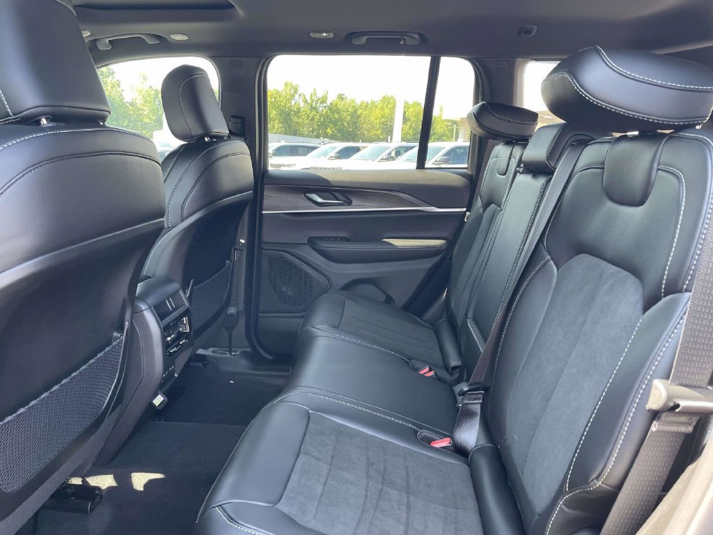 New 2027 Jeep Grand Cherokee Altitude AWD/4WD image 20