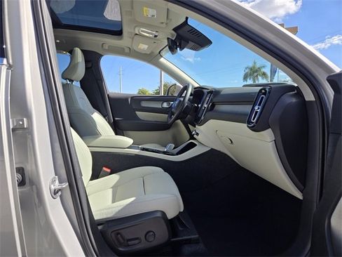 Certified 2024 Volvo XC40 B5 Plus w/ Protection Package Premier image 22