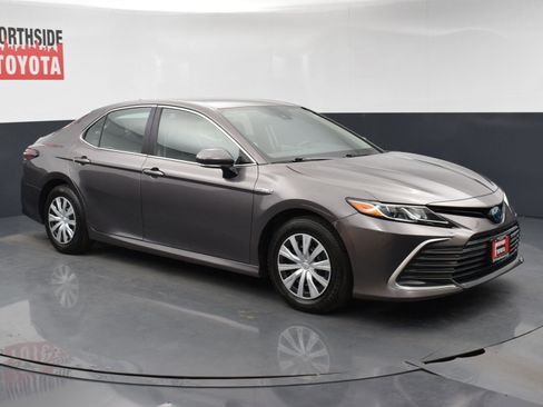 Used 2021 Toyota Camry LE image 6