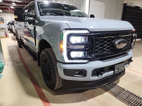 Used 2025 Ford F250 Lariat w/ Black Appearance Package image 5