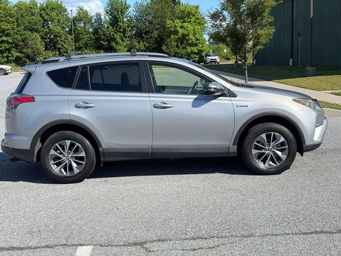 Used 2018 Toyota RAV4 XLE AWD/4WD image 9
