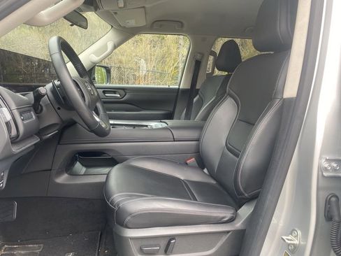 Used 2025 Nissan Armada SV image 14