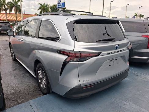 Used 2025 Toyota Sienna XLE w/ XLE Plus Package FWD image 4