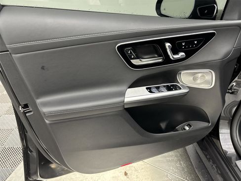 Used 2025 Mercedes-Benz GLC 300 4MATIC image 26