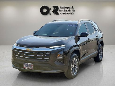 Used 2025 Chevrolet Equinox LT w/ Convenience Package II image 2