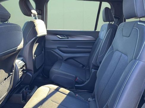 New 2025 Jeep Grand Cherokee L Laredo image 21