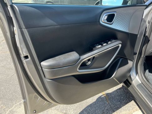 Used 2025 Kia Soul LX w/ LX Technology Package FWD image 18