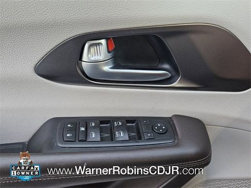 Used 2018 Chrysler Pacifica Touring-L image 33