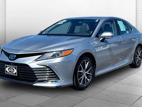 Used 2021 Toyota Camry XLE w/ Navigation Upgrade Package FWD image 12