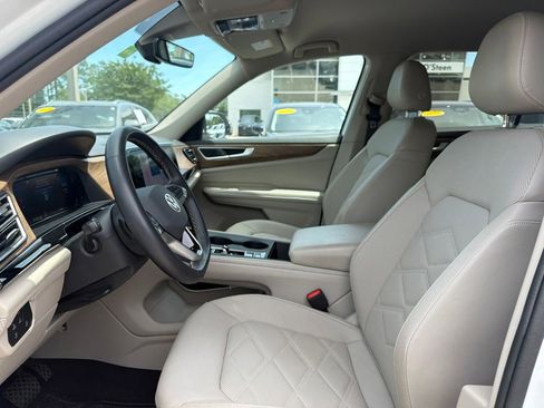 Certified 2024 Volkswagen Atlas SE FWD image 2