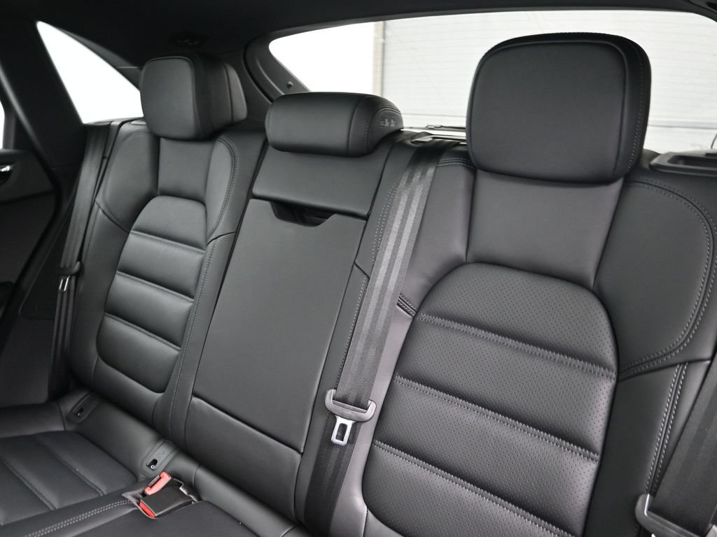 Used 2026 Porsche Macan AWD/4WD image 6