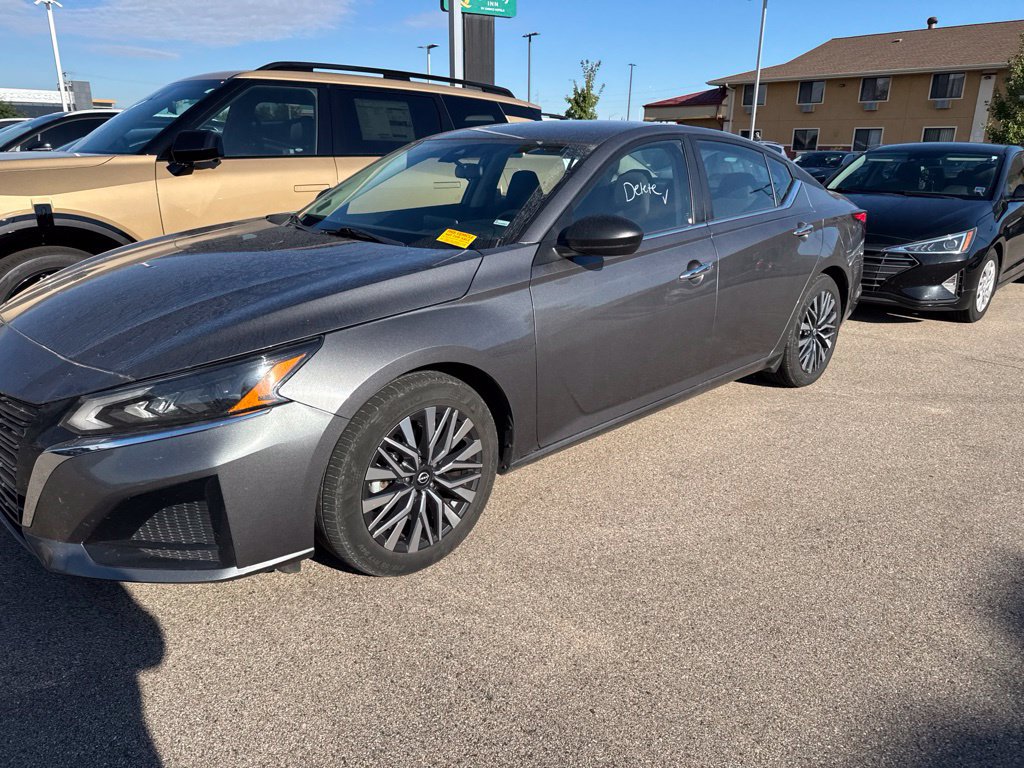 Used 2025 Nissan Altima 2.5 SV FWD image 7