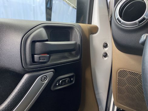 Certified 2015 Jeep Wrangler Unlimited Sahara w/ Dual Top Group image 21