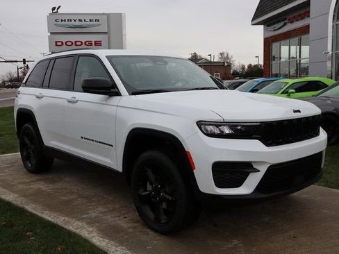 New 2025 Jeep Grand Cherokee Altitude image 3