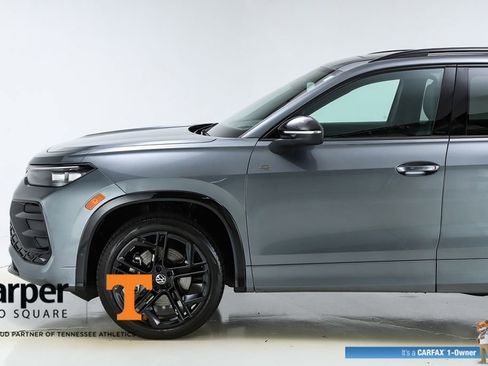 Used 2025 Volkswagen Tiguan SE R-Line image 3