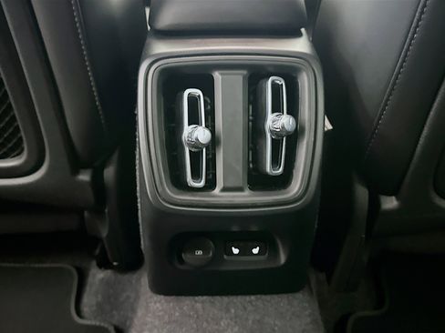 Used 2025 Volvo XC40 B5 Plus image 29