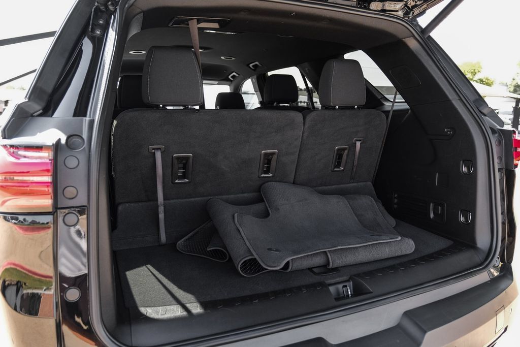 Used 2022 Chevrolet Traverse LT FWD image 57