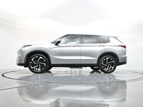 Used 2022 Mitsubishi Outlander SE image 28