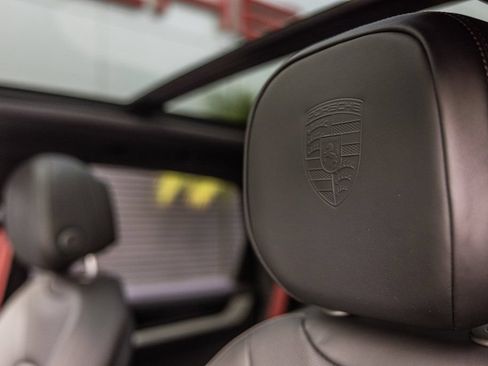 Certified 2025 Porsche Cayenne E-Hybrid AWD/4WD image 18